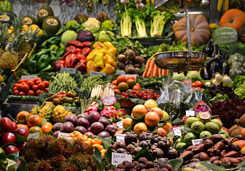 Puesto de mercado con cajas de fruta y verdura