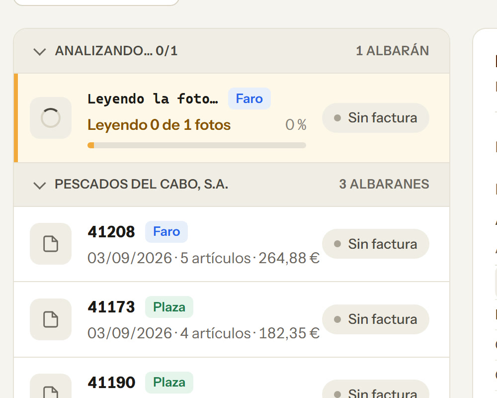 La lista del panel con el albarán recién subido en estado «Leyendo la foto»
